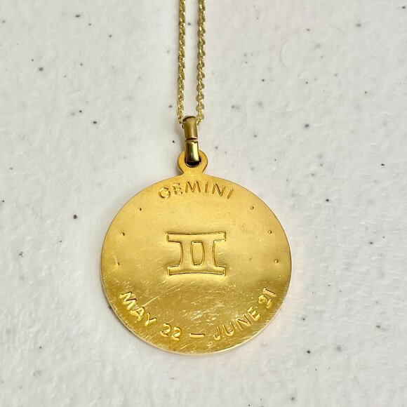 Vintage Gemini Pendant Gold Plated Coin Medallion Astrology Horoscope Necklace - Picture 6 of 12
